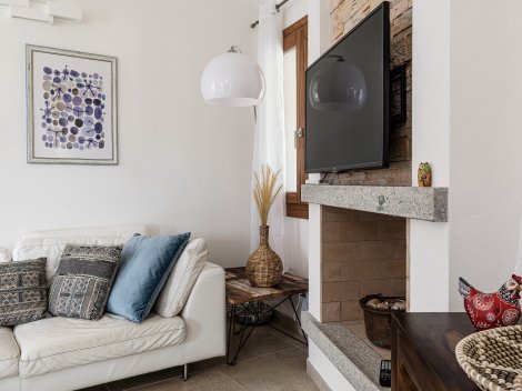 Das Wohnzimmer bietet viele Rückzugsmöglichkeiten mit Couch und Chaiselonge