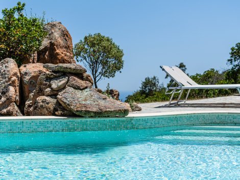 Ein herrlicher, privater Pool gehört zu Villa Aquila Alta