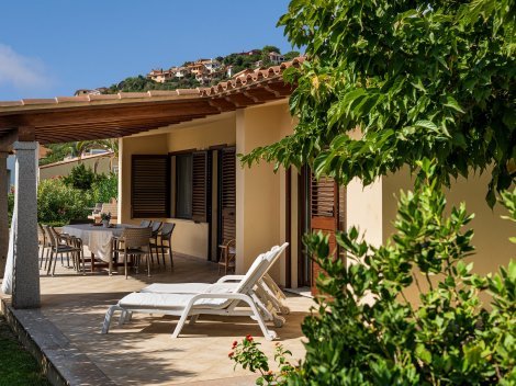 Veranda mit Gartenblick und Gartenliegen