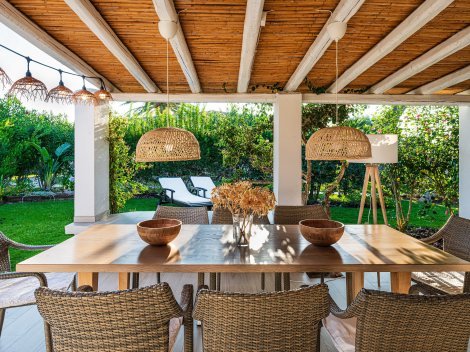 Überdachte Terrasse mit herrlichem Blick in den Garten