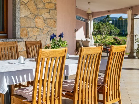 Die großzügige Terrasse bietet viel Platz