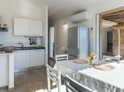 Küche mit Esstisch und Zugang zur Terrasse