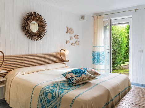 3. Schlafzimmer mit Doppelbett und Zugang zum Garten