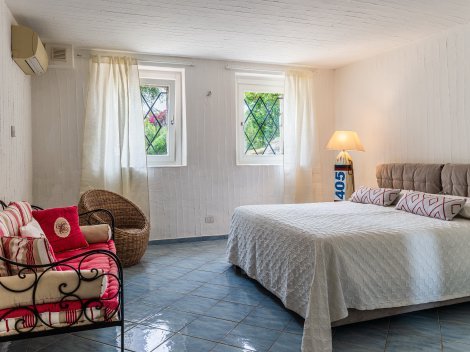 3. Schlafzimmer mit Doppelbett und  schmiedeieisernen Gittern vor den Fenstern