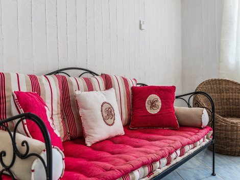 3. Schlafzimmer im Erdgeschoss, geräumig und ansprechend möbliert, mit  Couch und Sessel