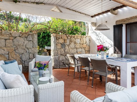 Der Patio ist der Mittelpunkt für die rechts und links gelegenen getrennten Wohneinheiten