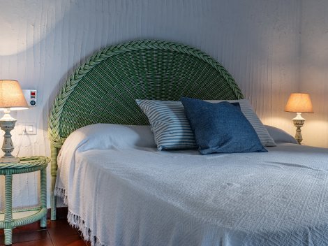 Je ein Doppelbett im linken und rechten Gebäudeteil