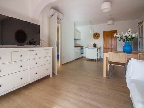 Heller Wohnraum und Kitchenette