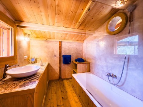 Bad mit Badewanne im Haus