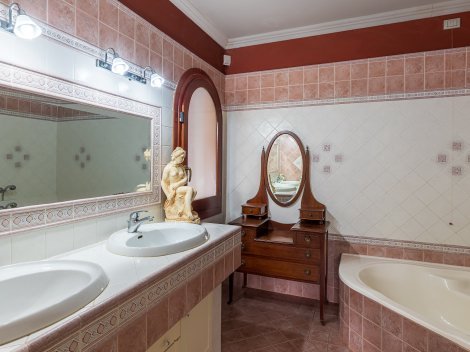 1. Bad mit Badewanne