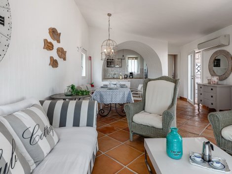 Wohnbereich , Eßtisch und Küche sind im Wohntrakt architektonisch raffiniert gestaltet