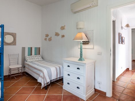 2. geräumiges Schlafzimmer mit 3 Betten, davon ein Etagenbett und ein Einzelbett