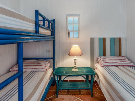 Die Betten im 2. Schlafzimmer sind stabil mit groß