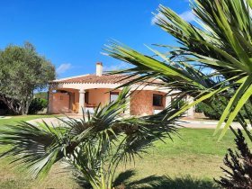 Ein Ferienhaus der Superlative mit mediterranem Garten bis zum Strand