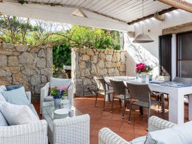 Der Patio ist der Mittelpunkt für die rechts und links gelegenen getrennten Wohneinheiten