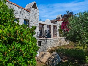Dieses Ferienhaus ist integriert in ein Villaggio mit Pool und eine Parklandschaft, die nur zu zu einem Drittel bebaut ist
